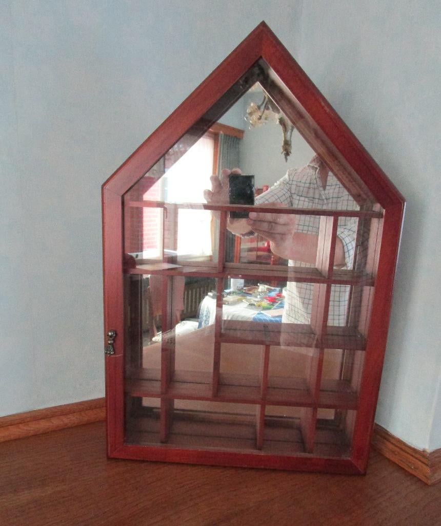 klein vitrine kastje uit hout, Ophalen of Verzenden, Zo goed als nieuw, Grenenhout, Met deur(en)