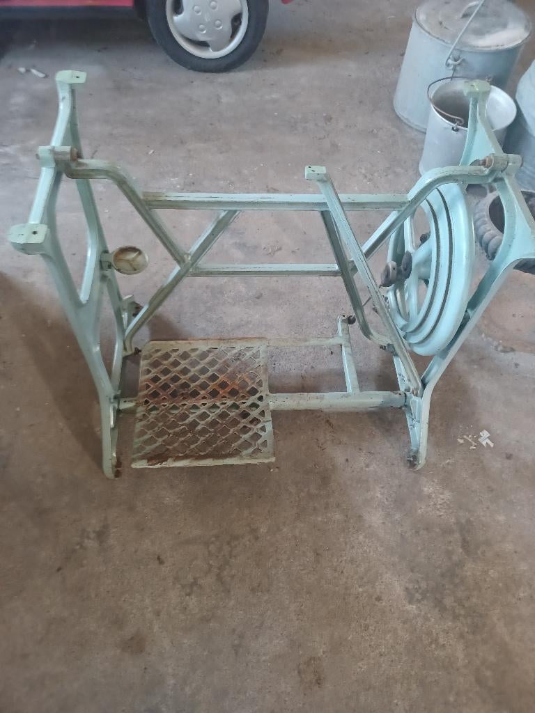 2026/002 : châssis de machine à coudre, Enlèvement