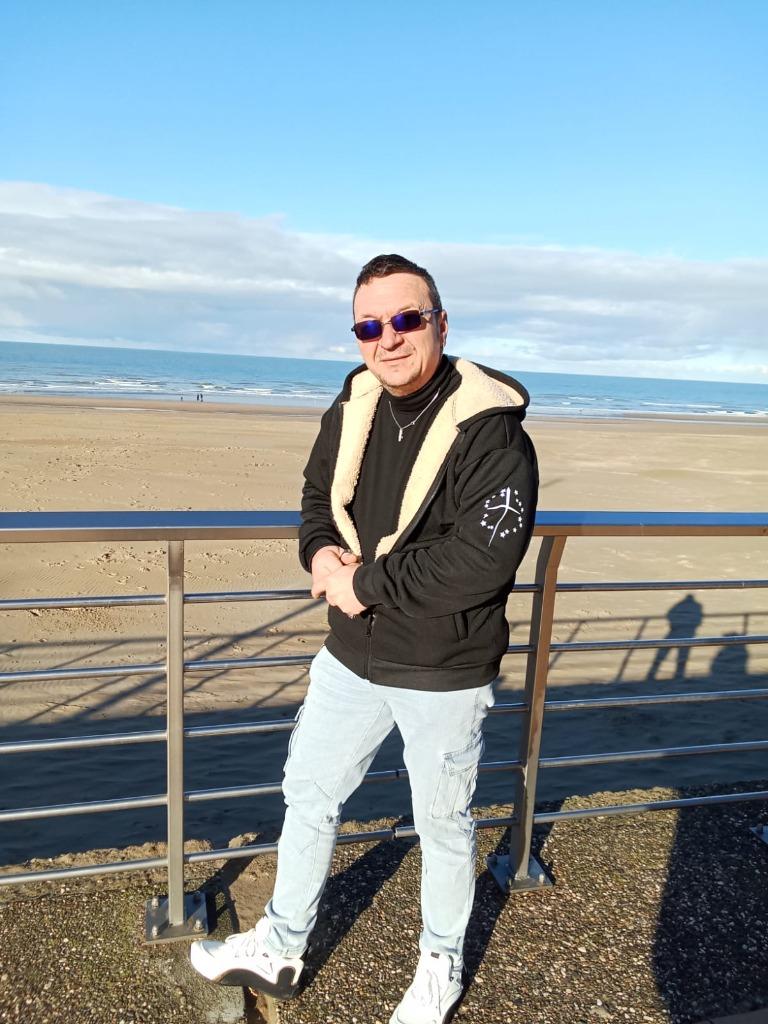 Looking for a new begining, Contacts & Messages