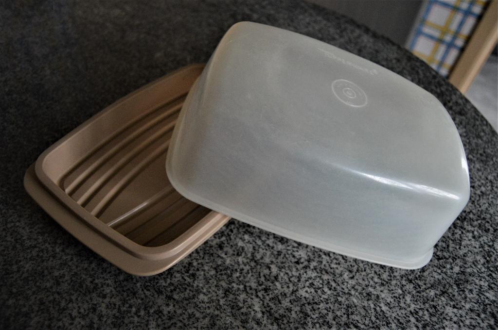 TUPERWARE boite a pain, Enlèvement ou Envoi, Comme neuf, Crème, Boîte