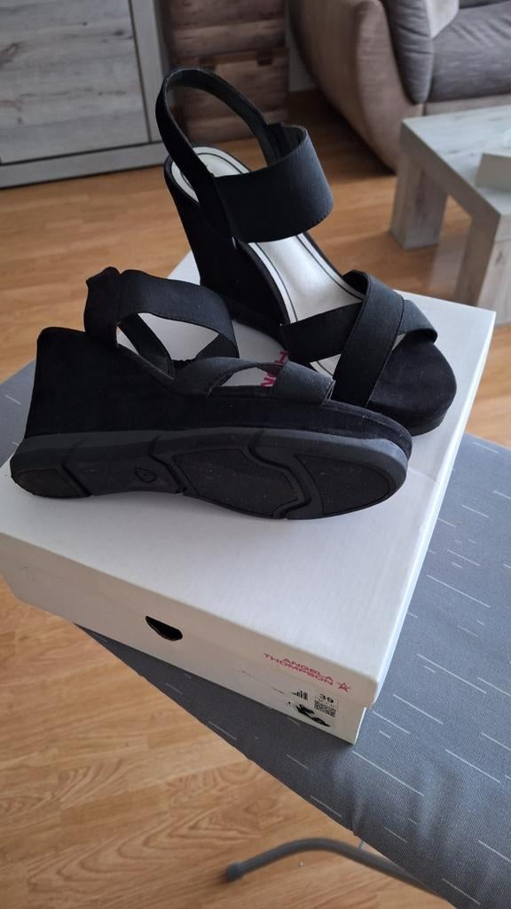 Chaussures d'été taille 39, légèrement abimées., Enlèvement ou Envoi, Comme neuf