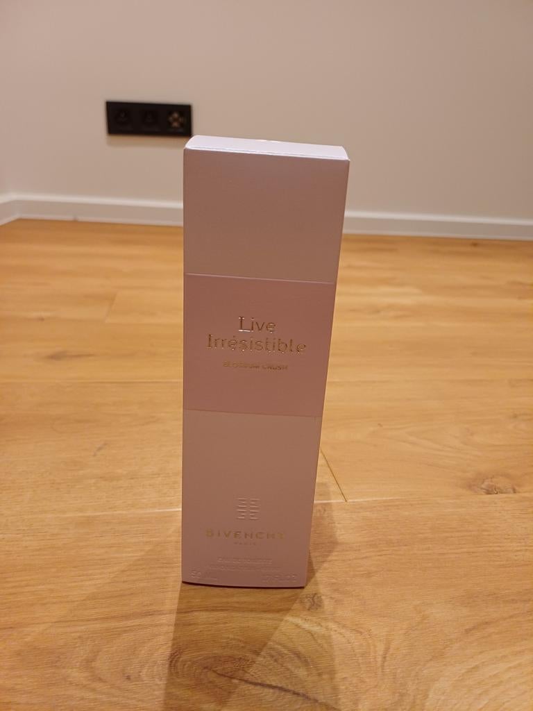 Eau de toilette Givenchy Live Irresistible 50 ml neuve, Ophalen