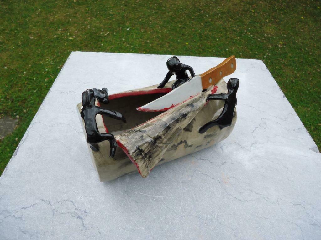 Keramiek sculptuur, titel: de mens is een "aas-"gier !, Ophalen