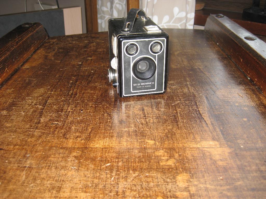 Ancien appareil photo de marque KODAK, Enlèvement