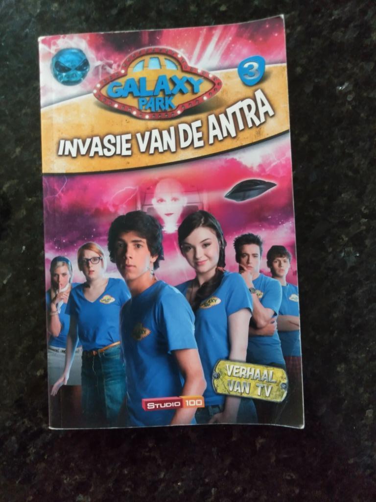 Galaxy Park: Invasie van de antra, Boeken, Ophalen of Verzenden, Gelezen, Fictie