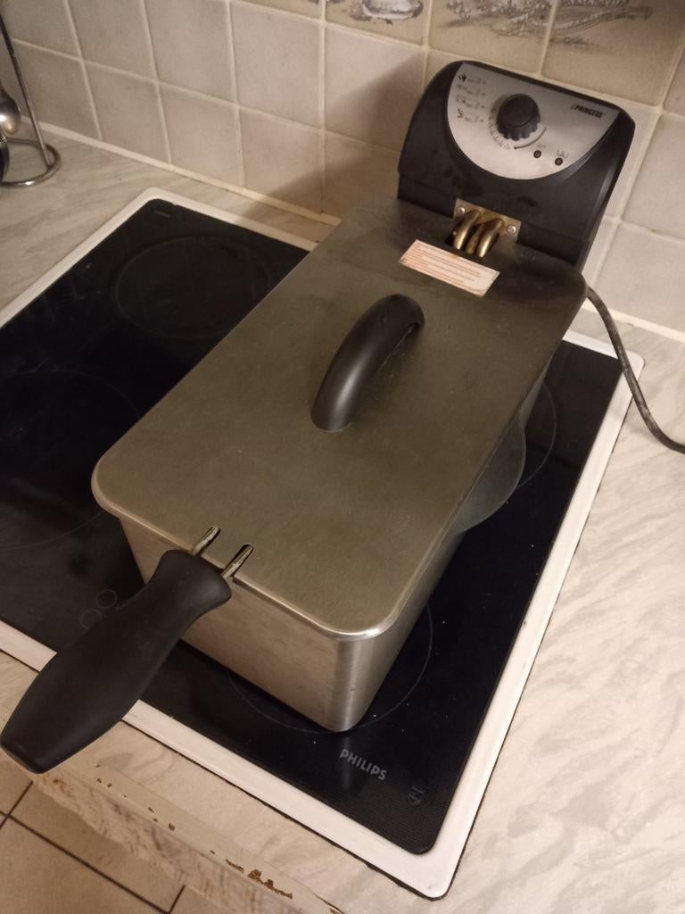 2 propere frietpotten- NOVA en PRINCESS, Elektronische apparatuur, Frituurpannen, Ophalen of Verzenden, Gebruikt