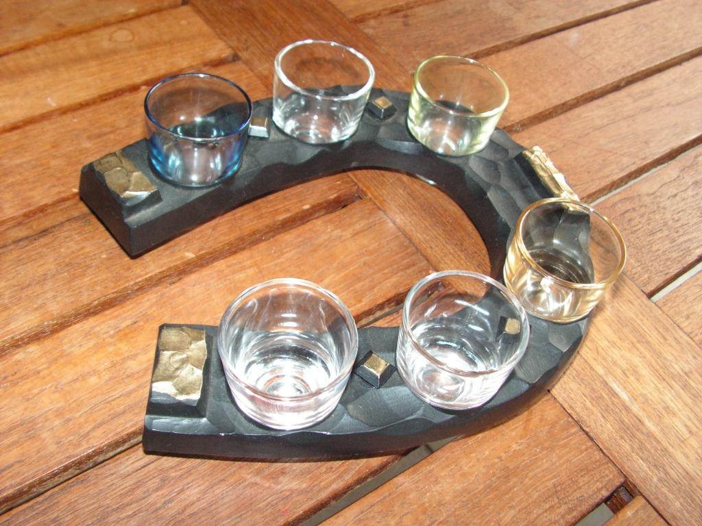 Fer à cheval en plastique avec 6 verres à liqueur țuica., Enlèvement ou Envoi, Comme neuf, Verres et Verres à shot