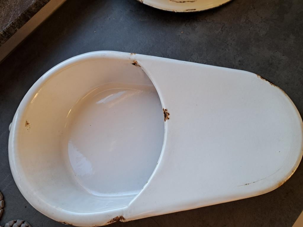 Zeer oude email bedpan, Ophalen