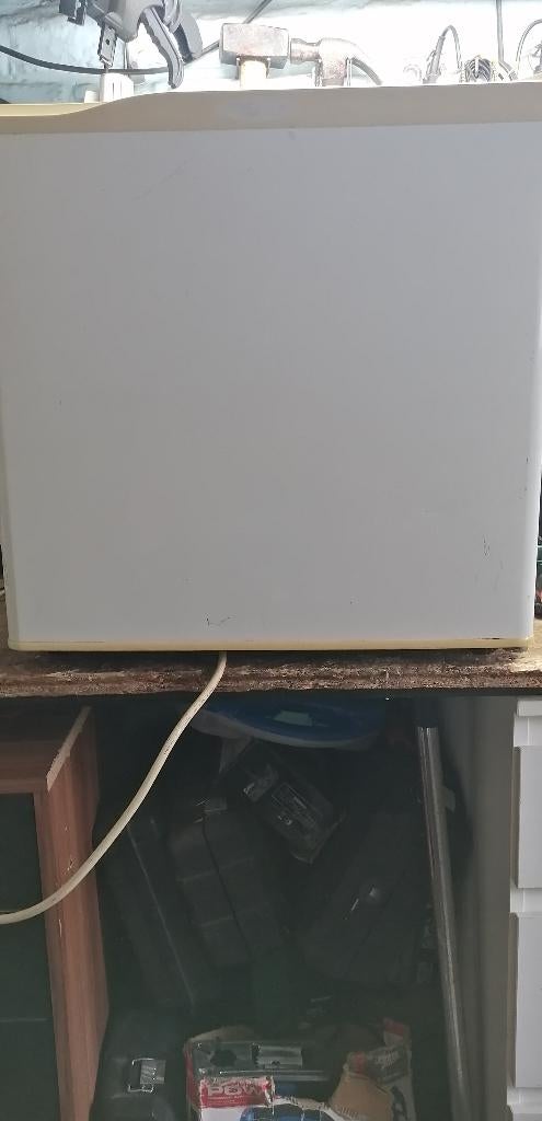 petit frigo bar/table, Avec compartiment congélateur, Enlèvement, Utilisé, 45 à 60 cm