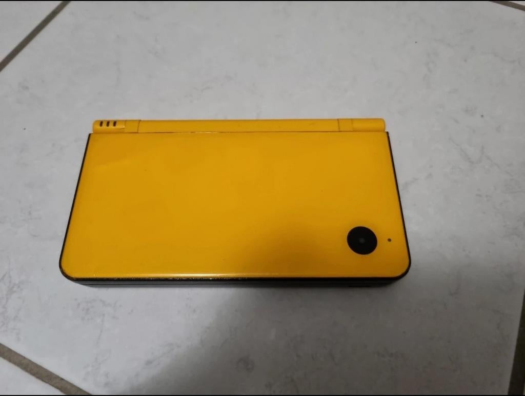 Nintendo DSi XL jaune, Consoles de jeu & Jeux vidéo, Consoles de jeu | Nintendo DS, Comme neuf, Dsi, Jaune, Enlèvement ou Envoi