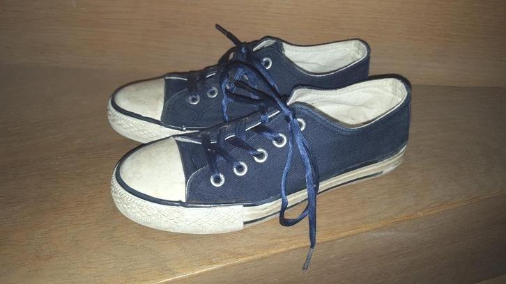 Lage sport schoenen donker blauw maat 33, Gebruikt, Meisje, Sportschoenen, Ophalen of Verzenden
