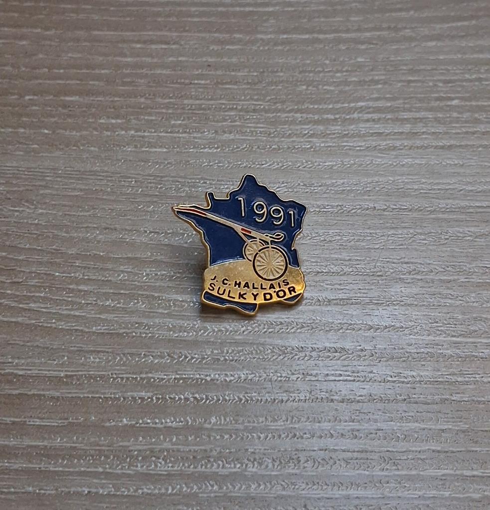 PIN - JEAN-CLAUDE HALLAIS - SULKY D'OR - PAARDENKOERS, Envoi, Utilisé, Sport, Insigne ou Pin's