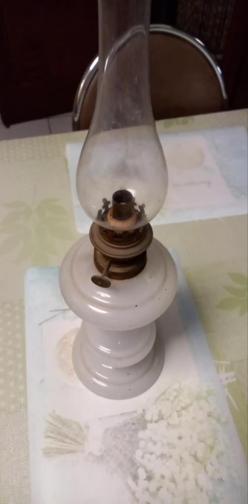 Antieke petroleum lamp in melkglas, mond geblazen., Ophalen