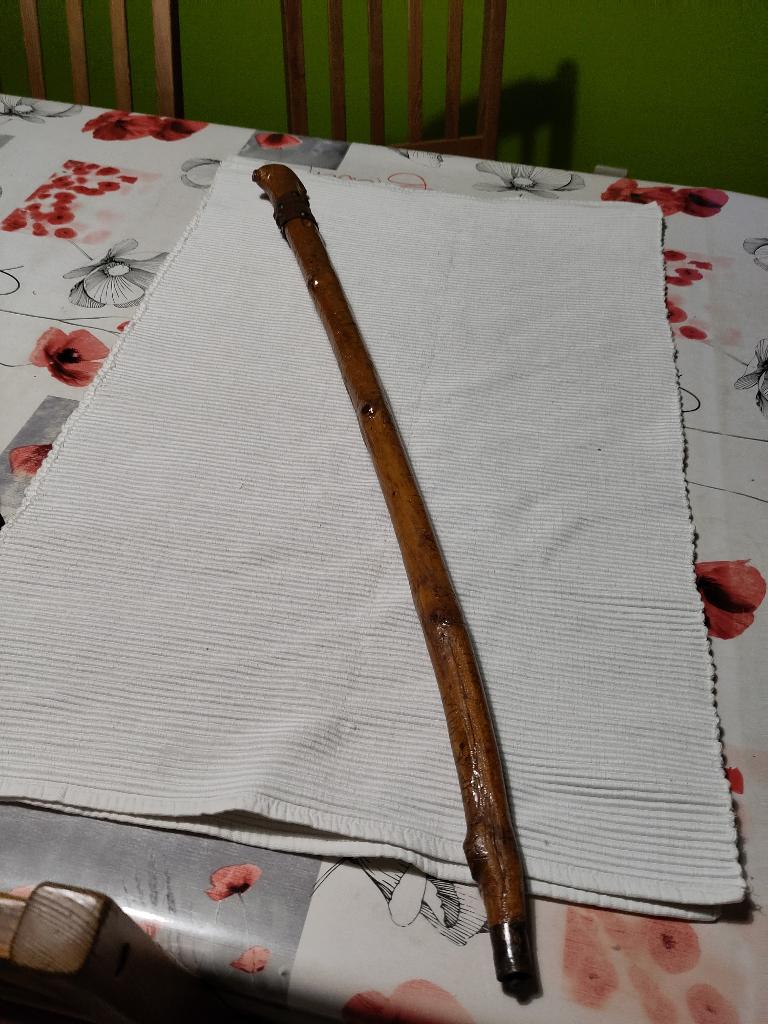 Bâton de marche ancien en bois, Enlèvement