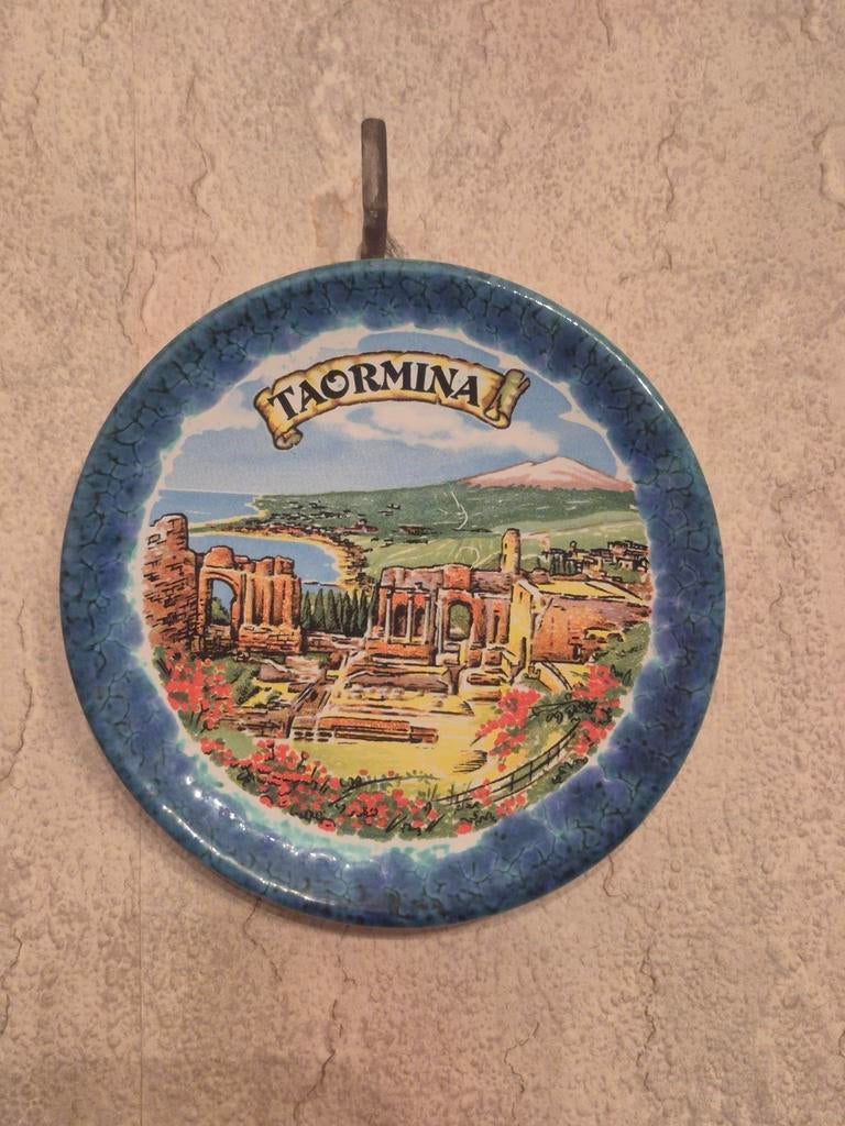 Assiette décorative en céramique en parfait état., Enlèvement