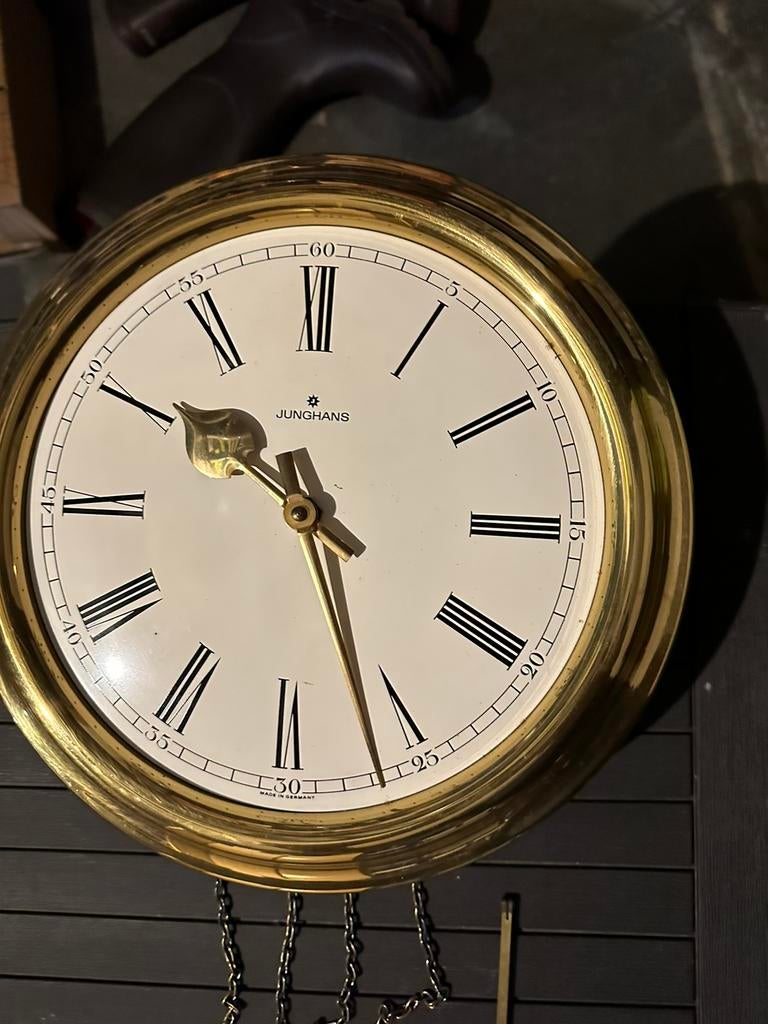 Wandklok te koop, Ophalen