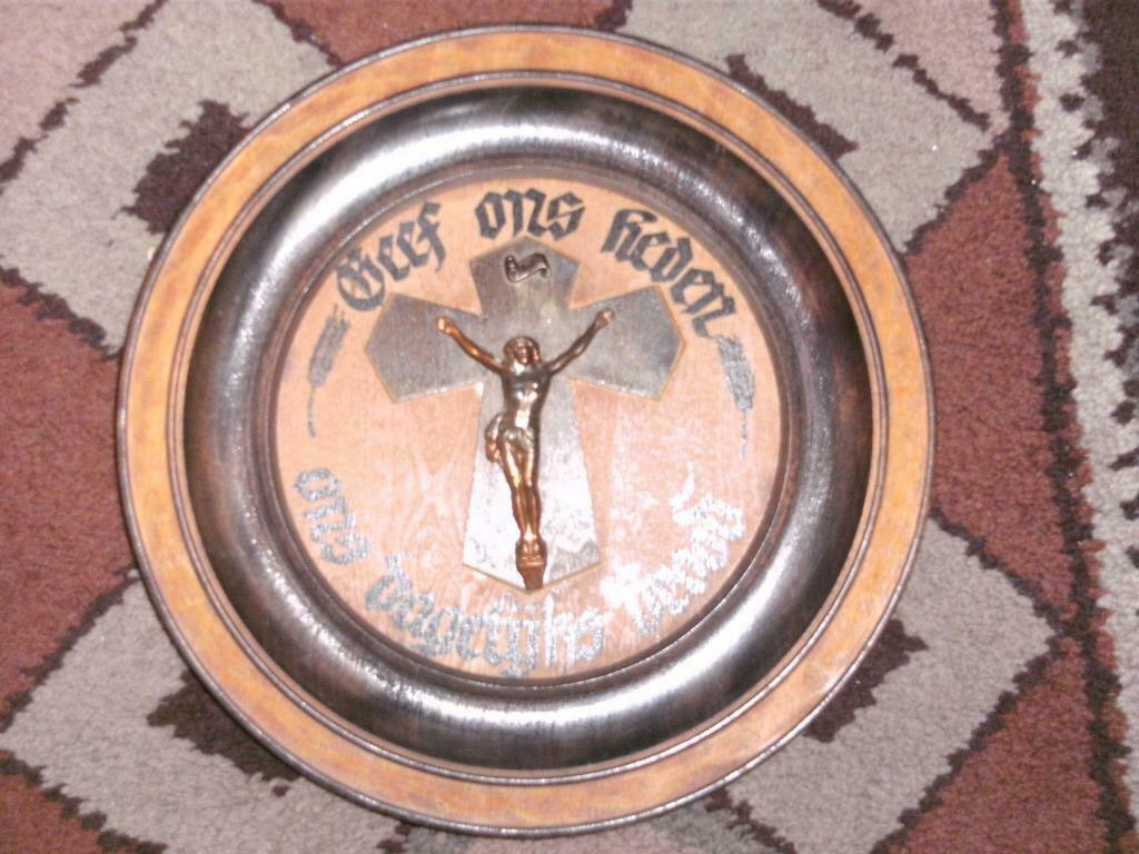 Antiek houten kruis in schaal met tekst, Antiquités & Art, Antiquités | Objets religieux, Enlèvement ou Envoi