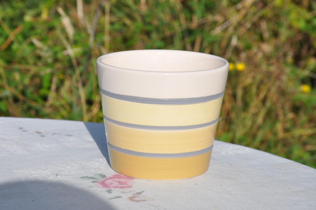cache pot faience ligne blanc jaune gris10x12 ( 1), Enlèvement ou Envoi, Comme neuf, Autres matériaux, Intérieur