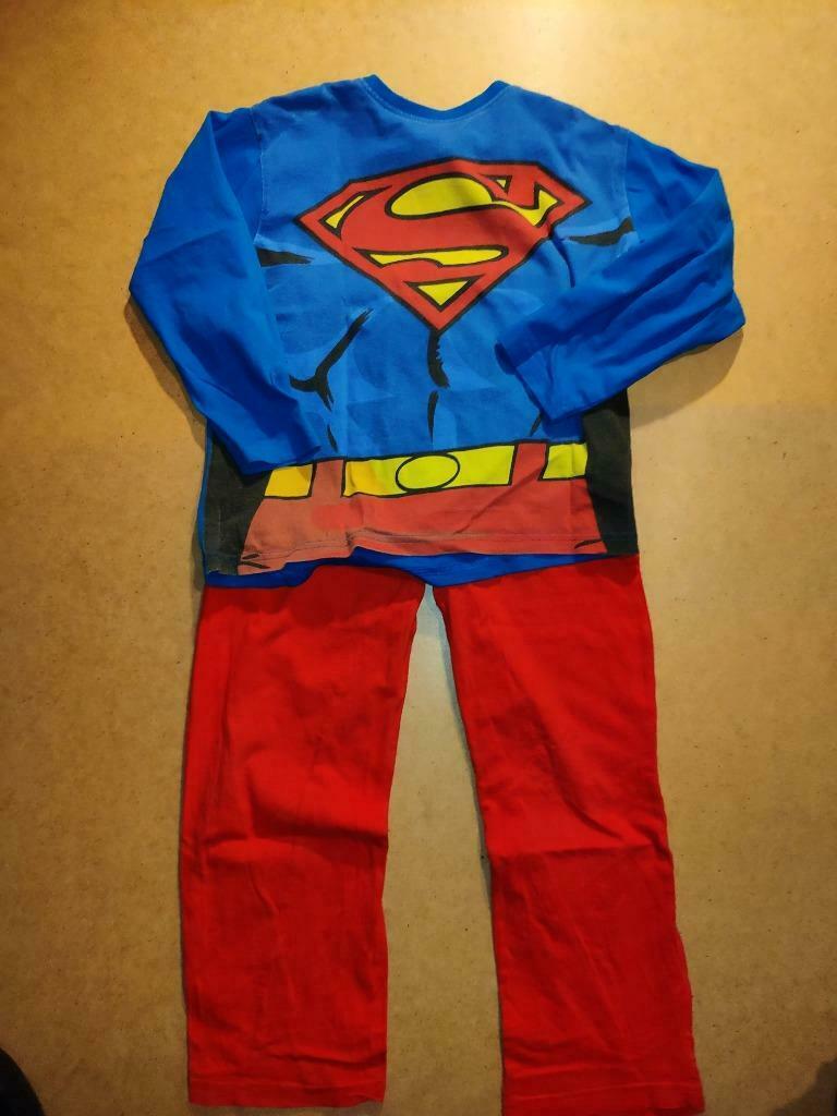 Superman Pyjama pyama met cape - maat 122-128, Ophalen of Verzenden, Zo goed als nieuw, Jongen of Meisje, Nacht- of Onderkleding