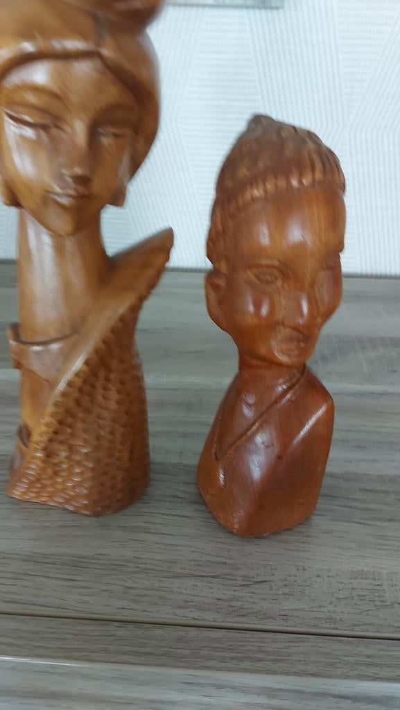 2 houten beeldjes.  Afrikaans en philipijns. 33 hoog en 23, Antiek en Kunst, Kunst | Beelden en Houtsnijwerken, Ophalen