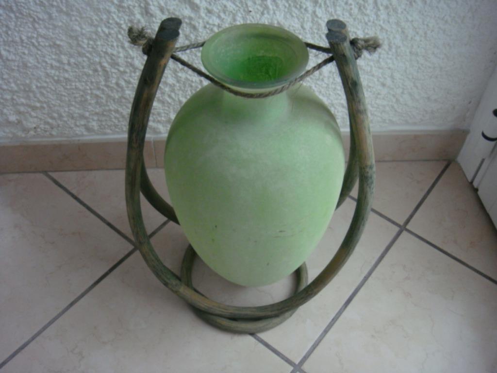 Très jolie garniture florale. Forme: JARRE., Antiquités & Art, Antiquités | Céramique & Poterie, Enlèvement ou Envoi