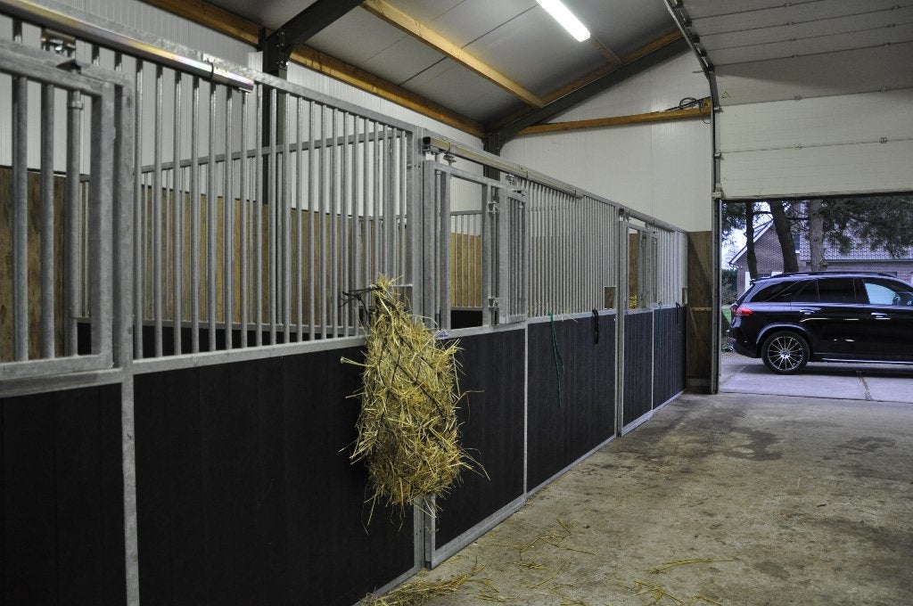 Boxes pour chevaux | écuries | écuries | murs avant | écurie, Animaux & Accessoires, Box & Pâturages, Pâturage, 4 chevaux ou poneys ou plus