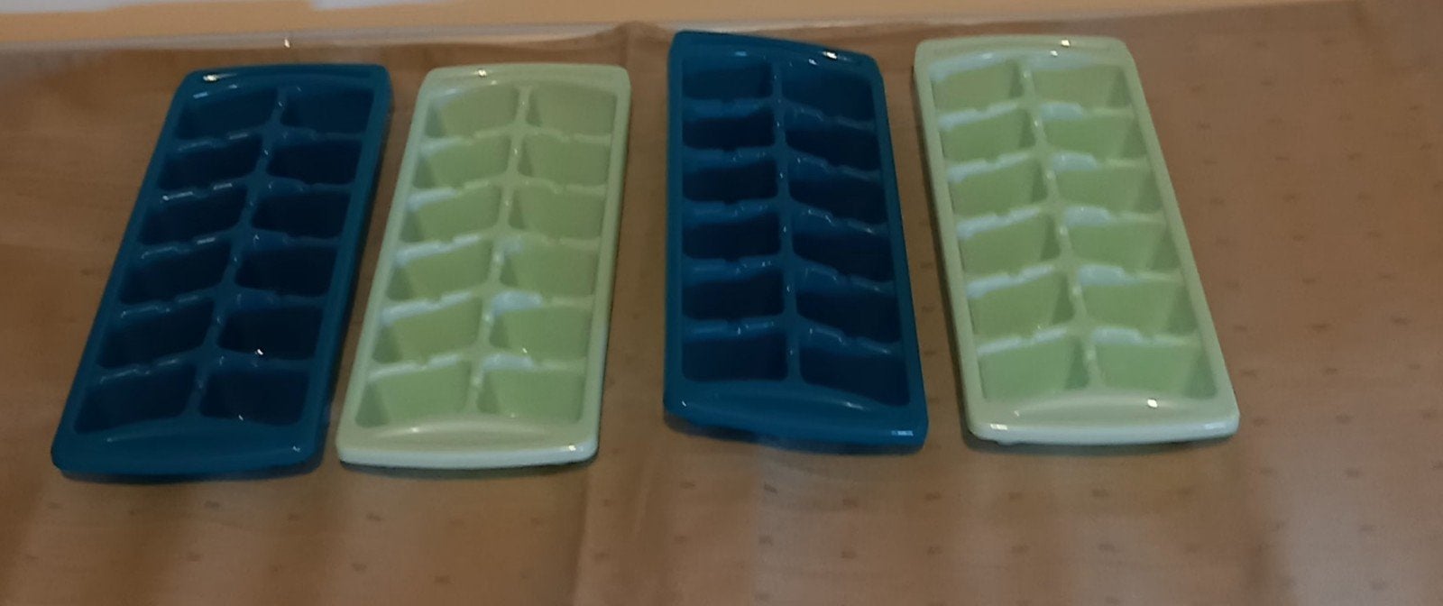 4X Ijsblokjes houders in plastiek (Geen Tupperware)., Huis en Inrichting, Keuken | Tupperware, Ophalen, Overige kleuren, Overige typen