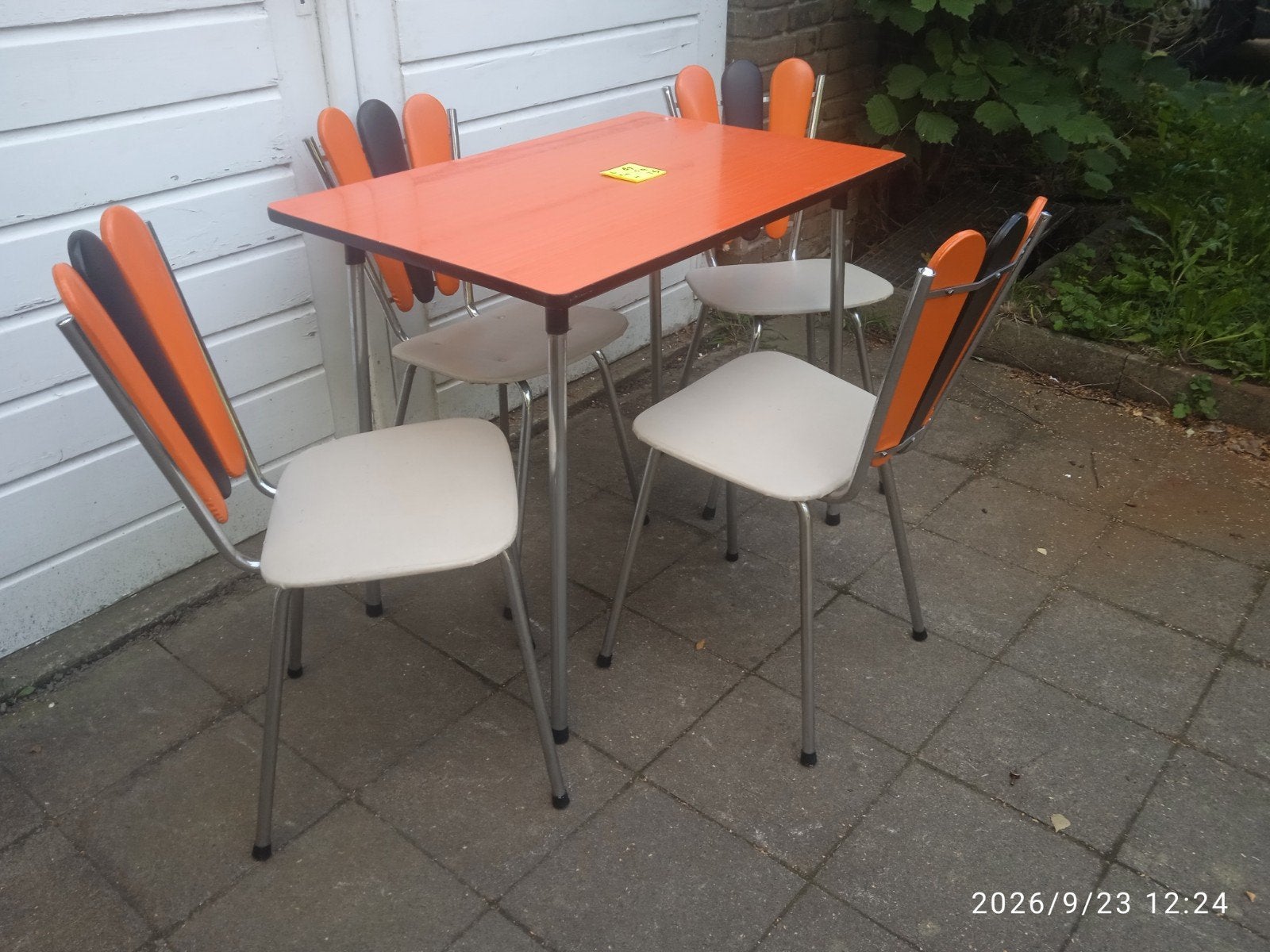 4 stoelen en 1 oranje tafel., Ophalen, Gebruikt, Metaal, Vier personen