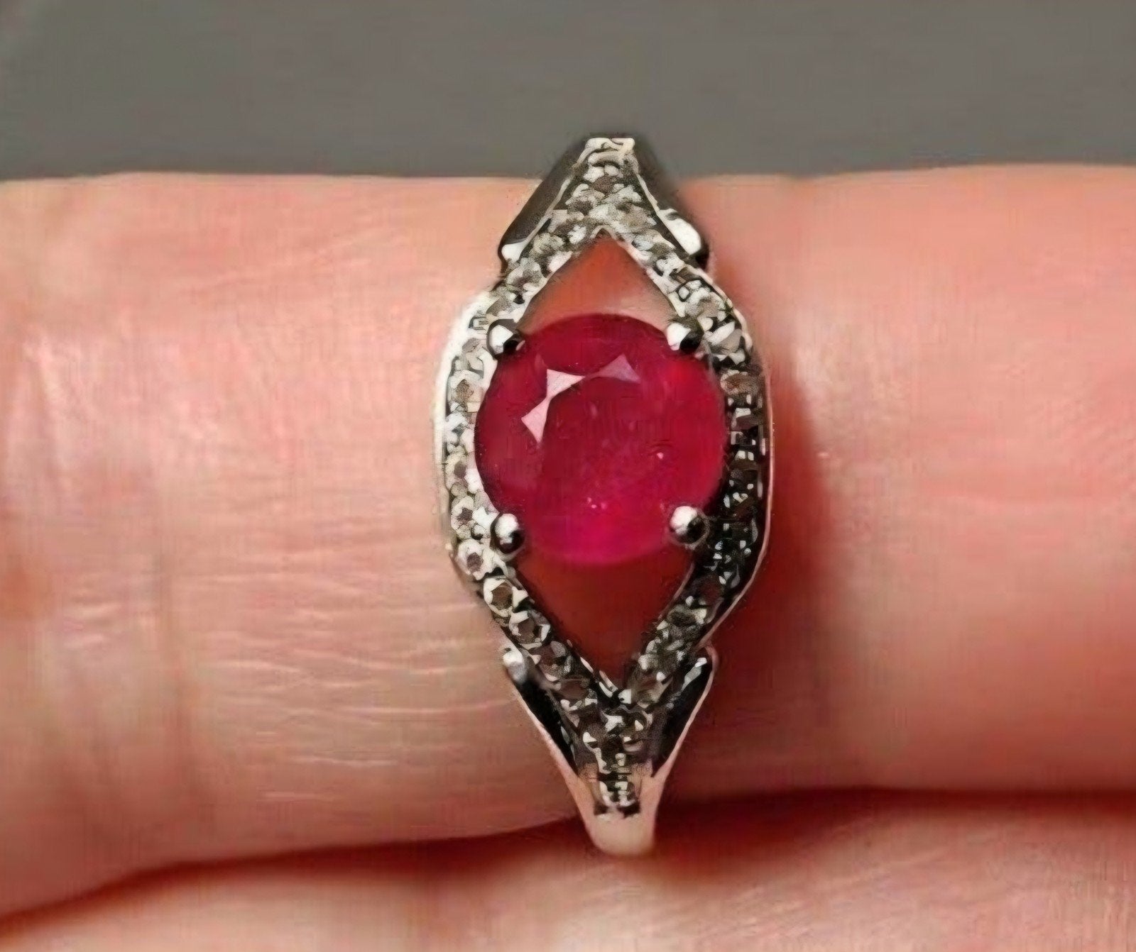 Belle bague en argent massif avec rubis et topazes, Enlèvement, Argent, Neuf, Rouge