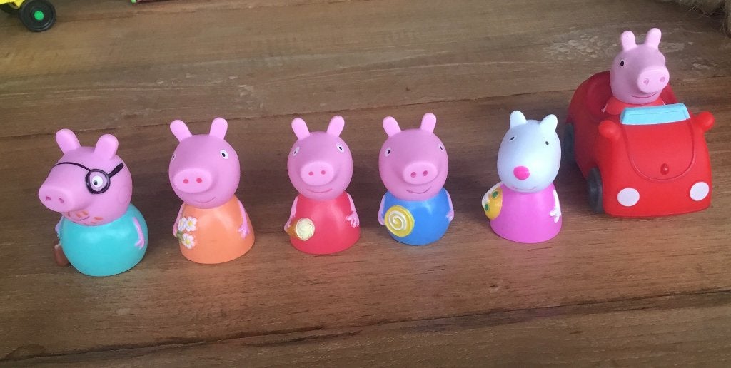 peppa pig 5 vingerpopjes en 1 auto, Ophalen, Overige typen, Wasbaar, Klein (minder dan 20 cm)