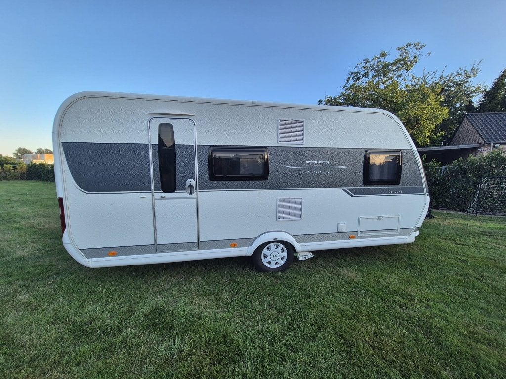 Hobby De Luxe 490KMF - 3 dubbel stapelbed, Caravans en Kamperen, Caravans, Hobby, Dwarsbed, Ringverwarming, Treinzit