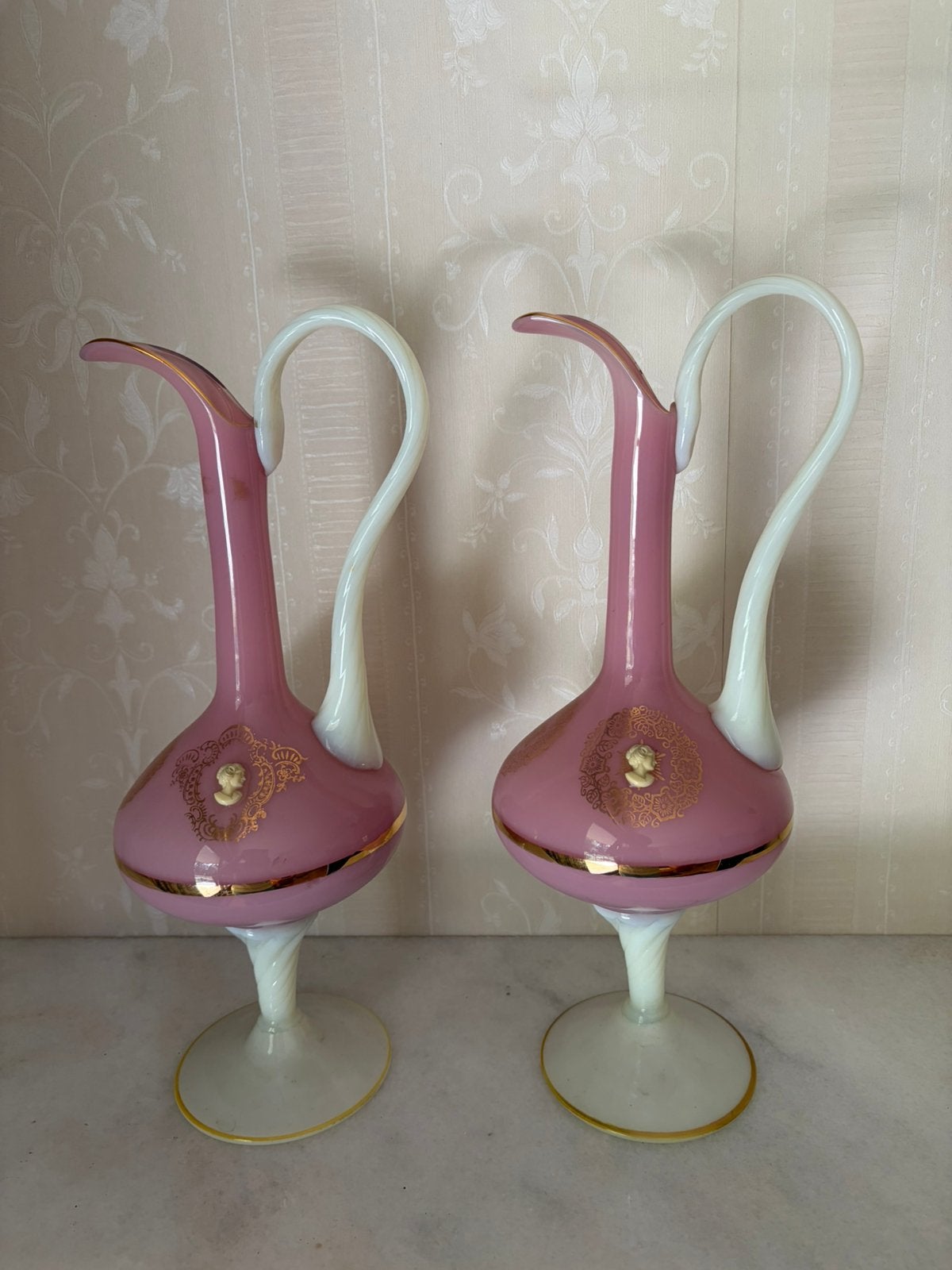 Paire de vases en opaline rose, blanc et doré, Enlèvement