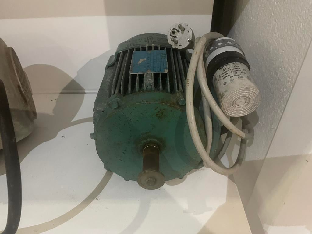 Motor 220 v, Ophalen, Zo goed als nieuw