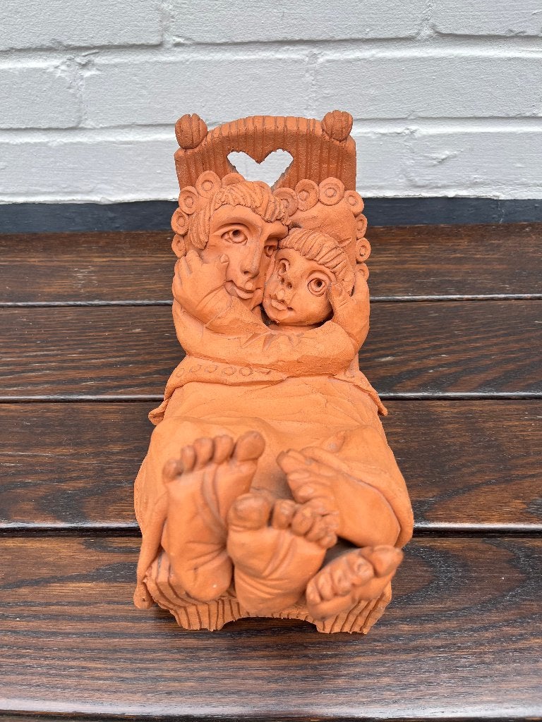 Terracotta sculptuur koppel in bed, Antiek en Kunst, Ophalen, Rood, 20 - 50 cm, Steen of Keramiek