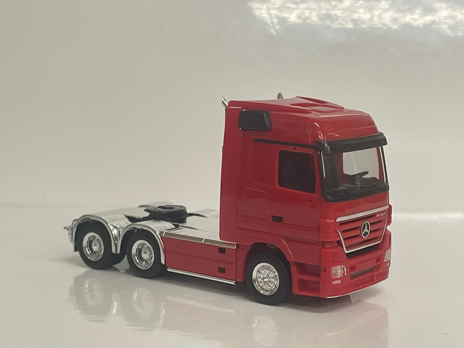 Herpa MB Actros trekker rood chroom 1/87, Ophalen of Verzenden, Zo goed als nieuw, Bus of Vrachtwagen, Herpa