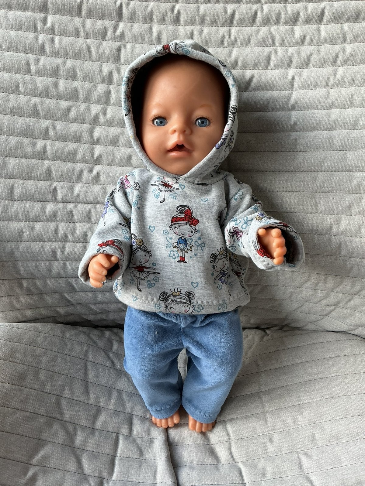 245. Babyborn: Nieuwe hoodie met blauwe broek, Kinderen en Baby's, Ophalen of Verzenden, Nieuw, Babypop
