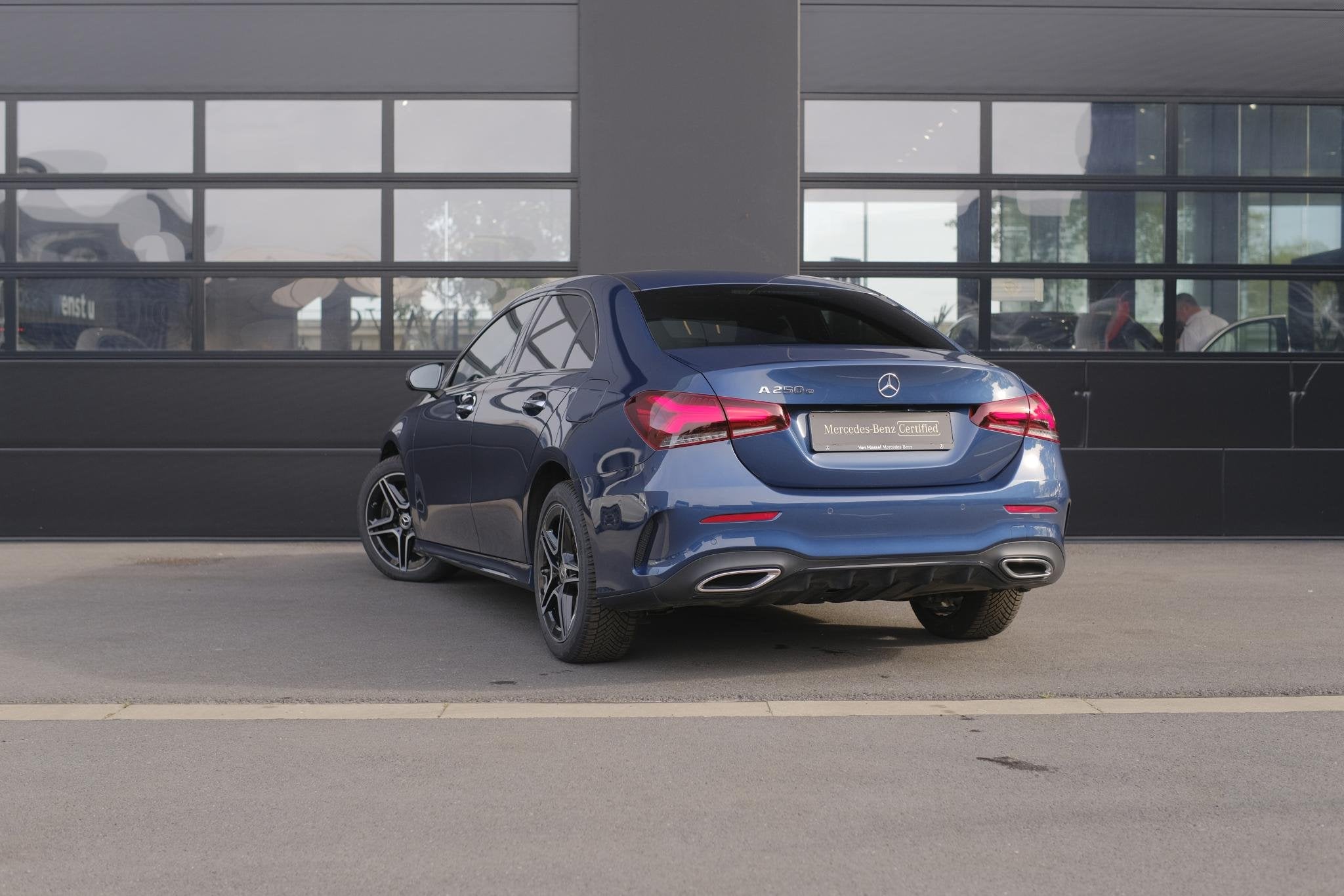 Mercedes-Benz A 250 e AMG Line Berline + PREMIUM PLUS PACK +, Auto's, Stof, 4 cilinders, 16 kWh, Blauw