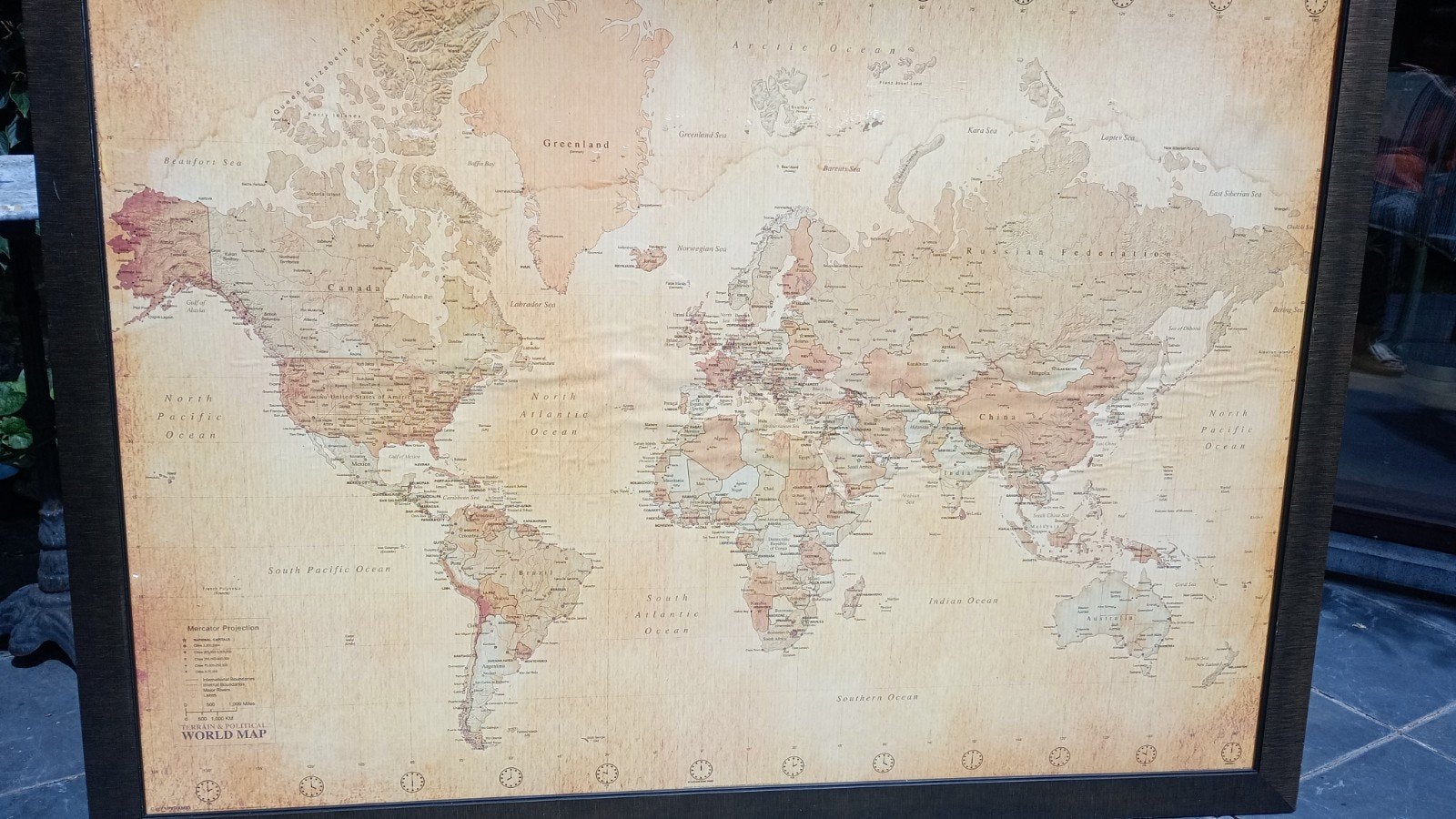 Oude wereldkaart in kader, Ophalen