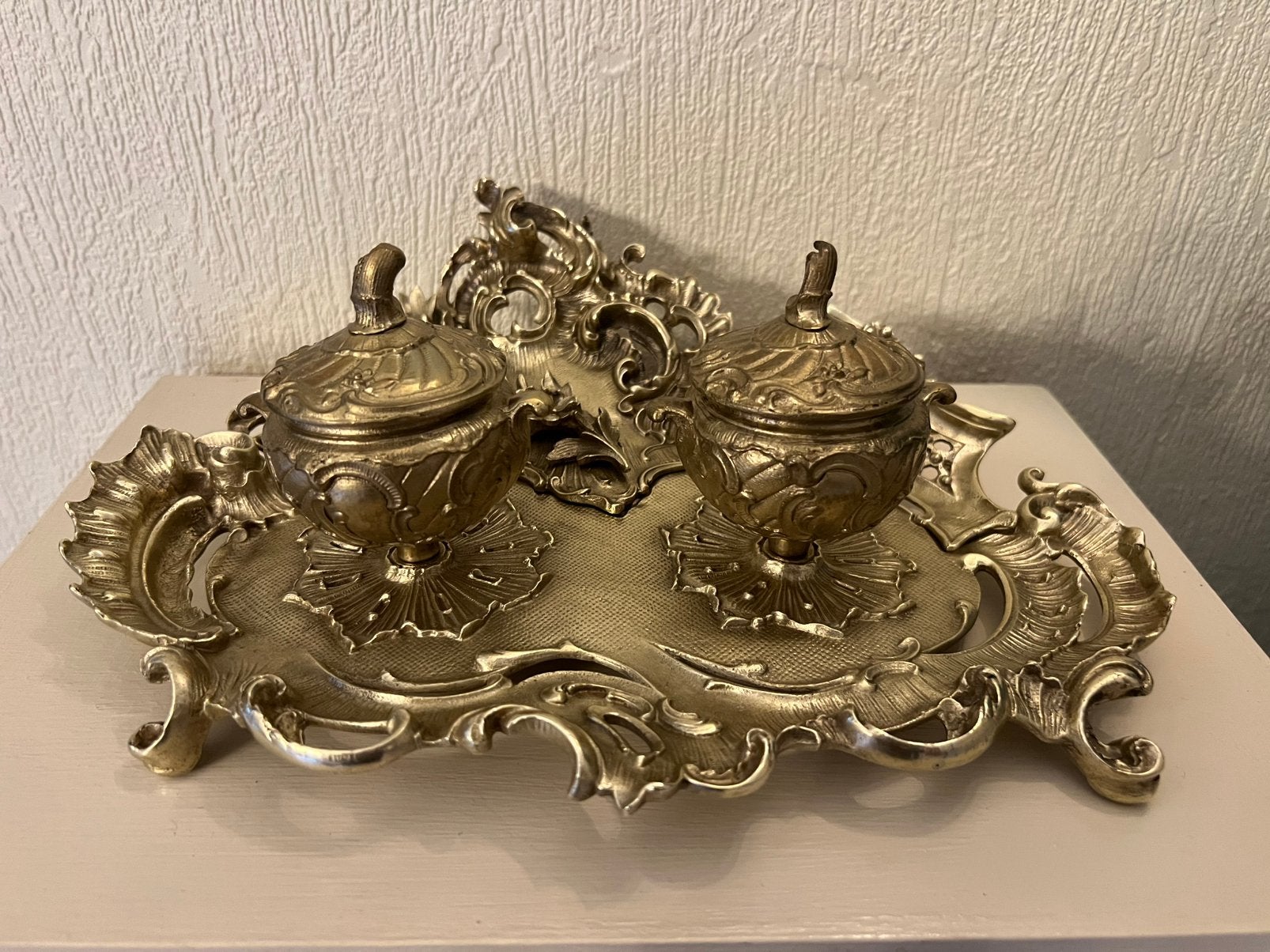 Dubbele bronzen inktpot in rocaillestijl met bakje., Ophalen of Verzenden