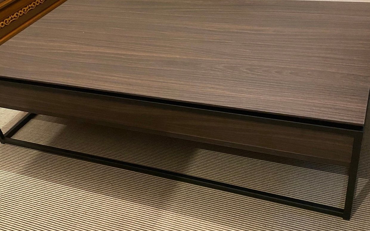 Table basse relevable design & chic – Finition Noyer, Ophalen, Nieuw, Metaal