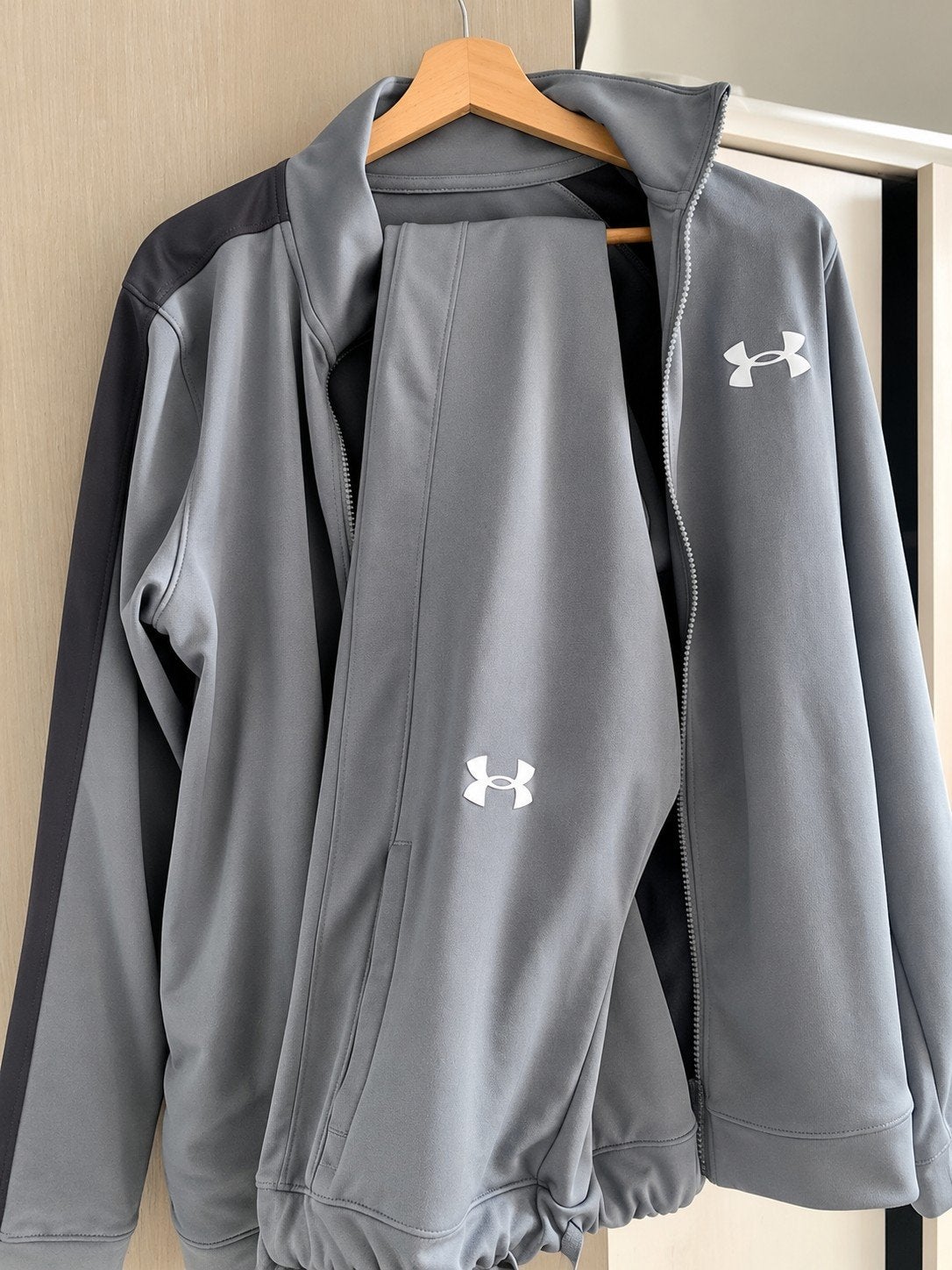 Ensemble Under Armour gris – veste + pantalon, Fitness, Under Armour, Ophalen of Verzenden, Grijs