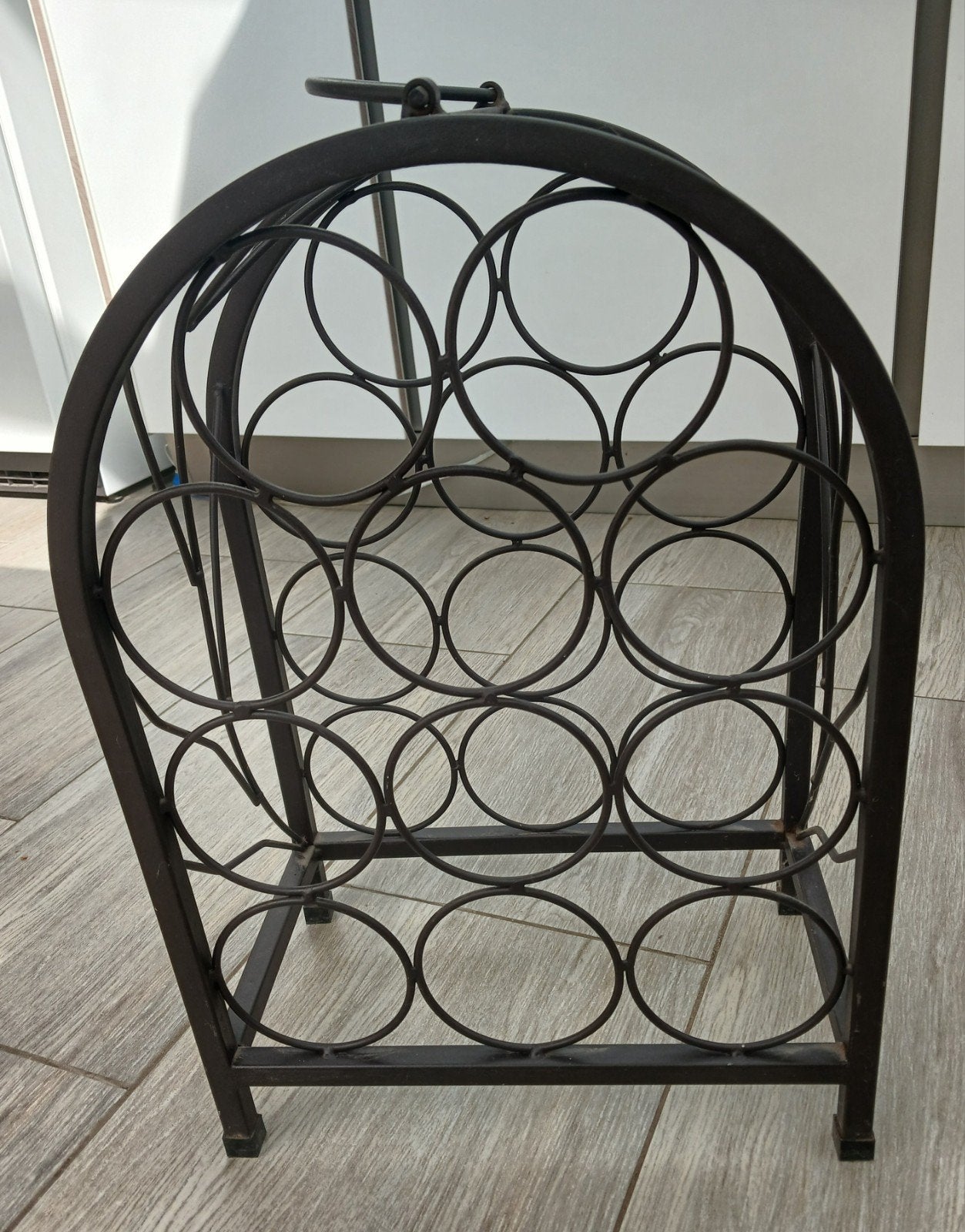 Porte bouteilles design en fer forgé sur pieds avec poignée, Enlèvement