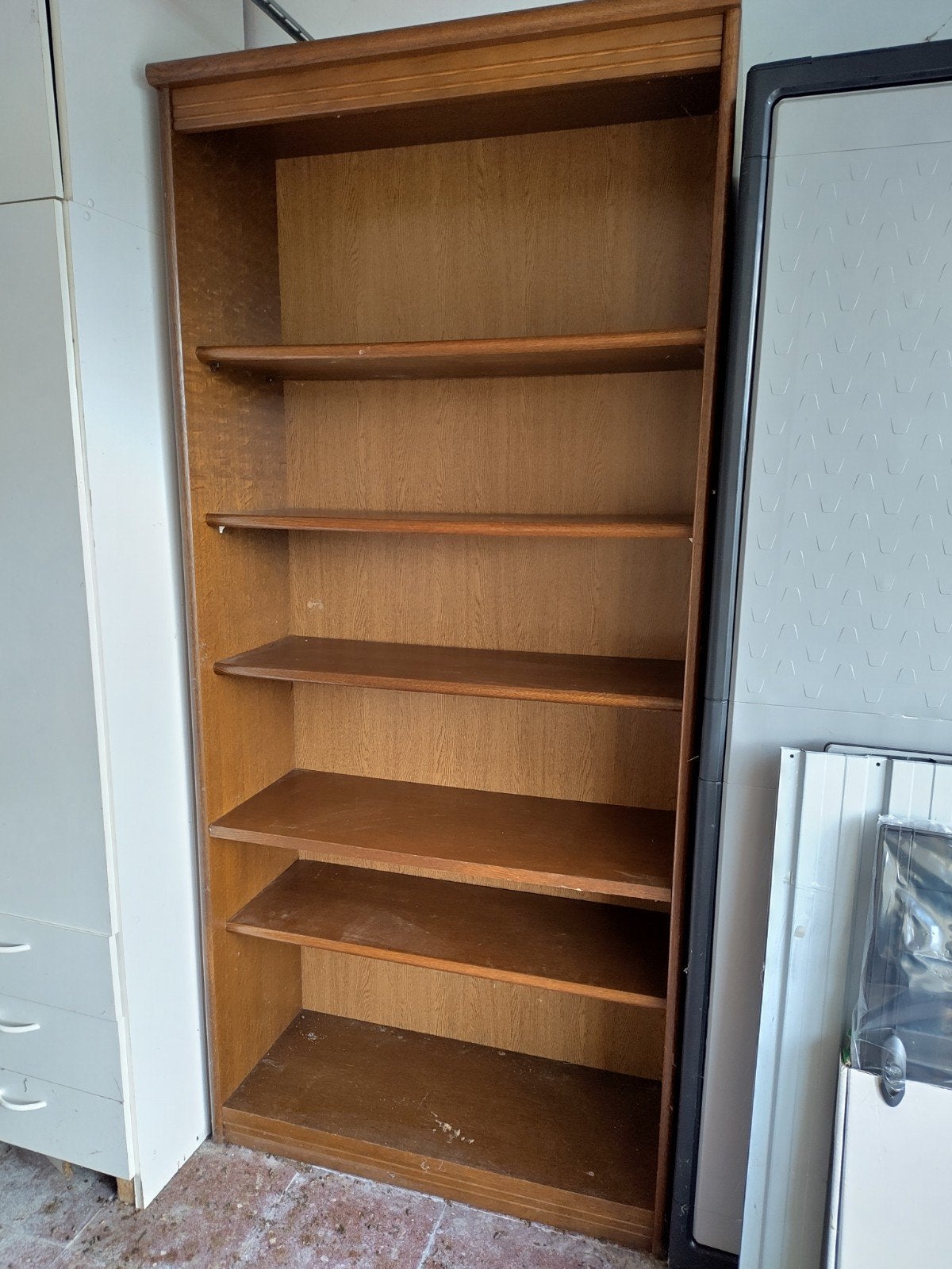 Boekenkast vol hout, Enlèvement