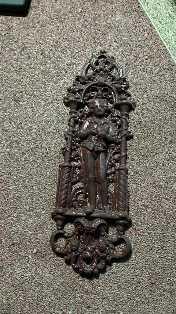 Antiek gietijzeren wandornament jongen met de duif, Antiek en Kunst, Antiek | Religieuze voorwerpen, Ophalen of Verzenden
