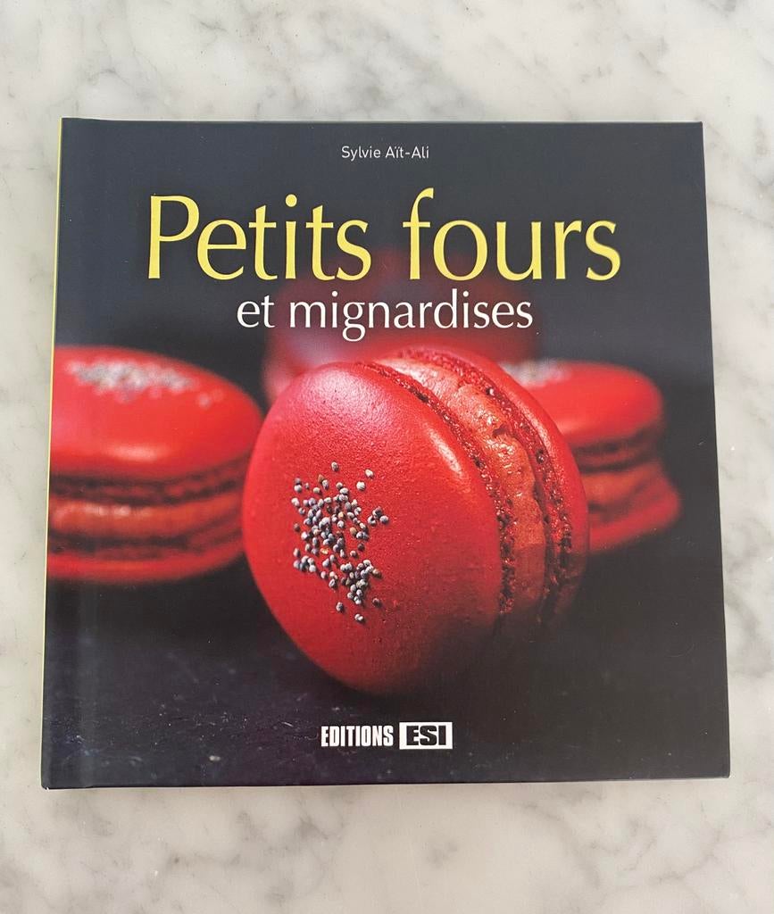 Livre petits fours et mignardises, Enlèvement ou Envoi, Comme neuf
