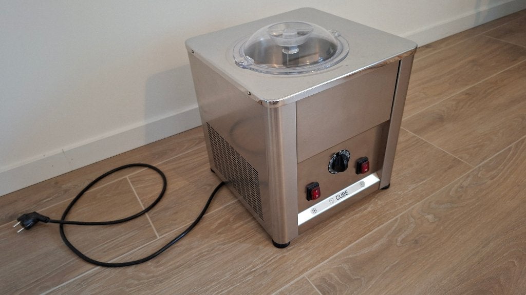 Cube 1.5L ijsmachine, Elektronische apparatuur, IJsmachines, Ophalen, Zo goed als nieuw, Zelfvriezend