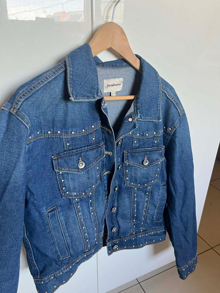 Jeansjas met studs, Stradivarius maat L, Kleding | Dames, Verzenden, Zo goed als nieuw, Maat 42/44 (L), Blauw