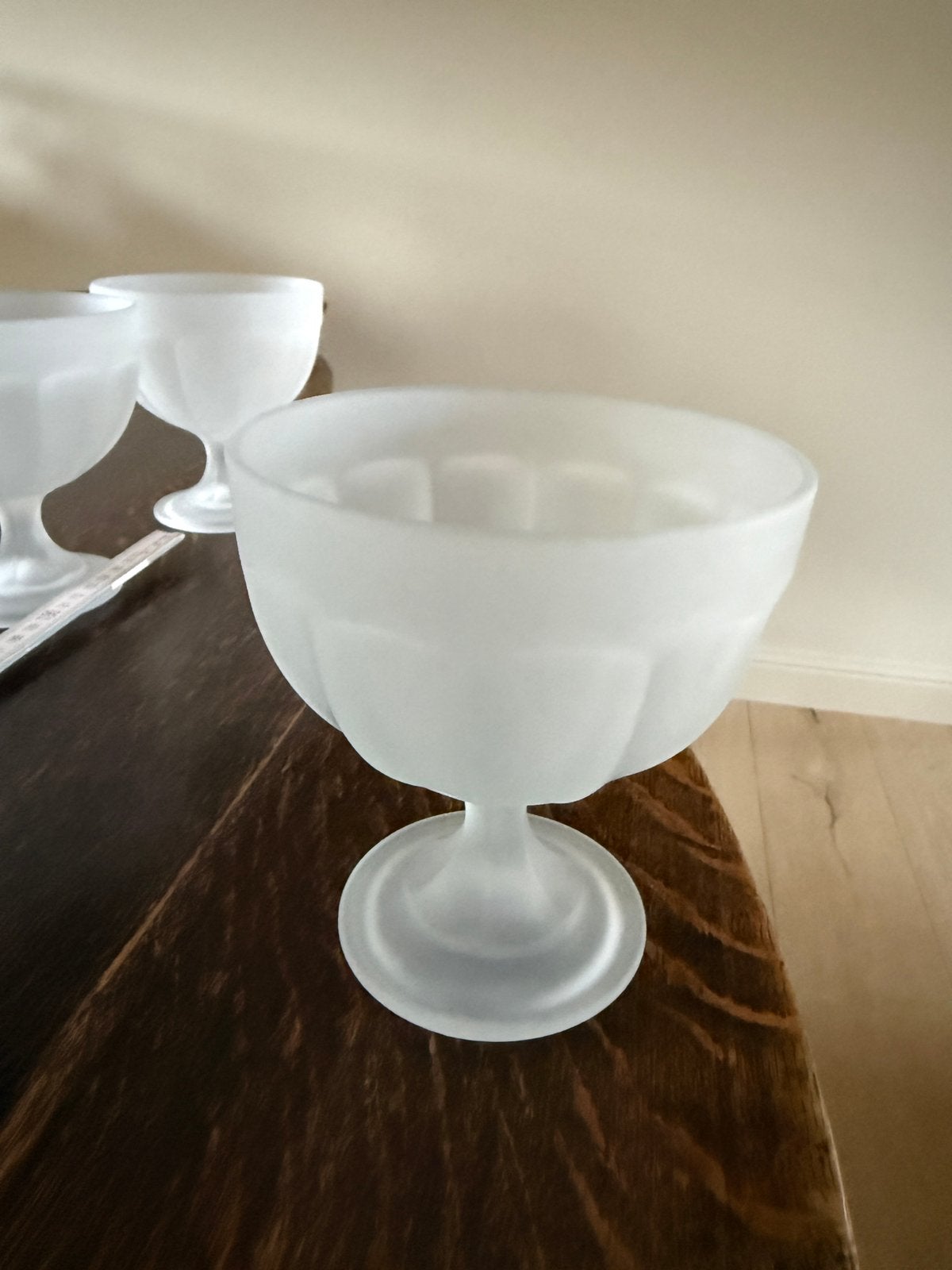 12 multifunctionele kommetjes/coupes in melkglas op een voet, Verzamelen, Ophalen, Zo goed als nieuw