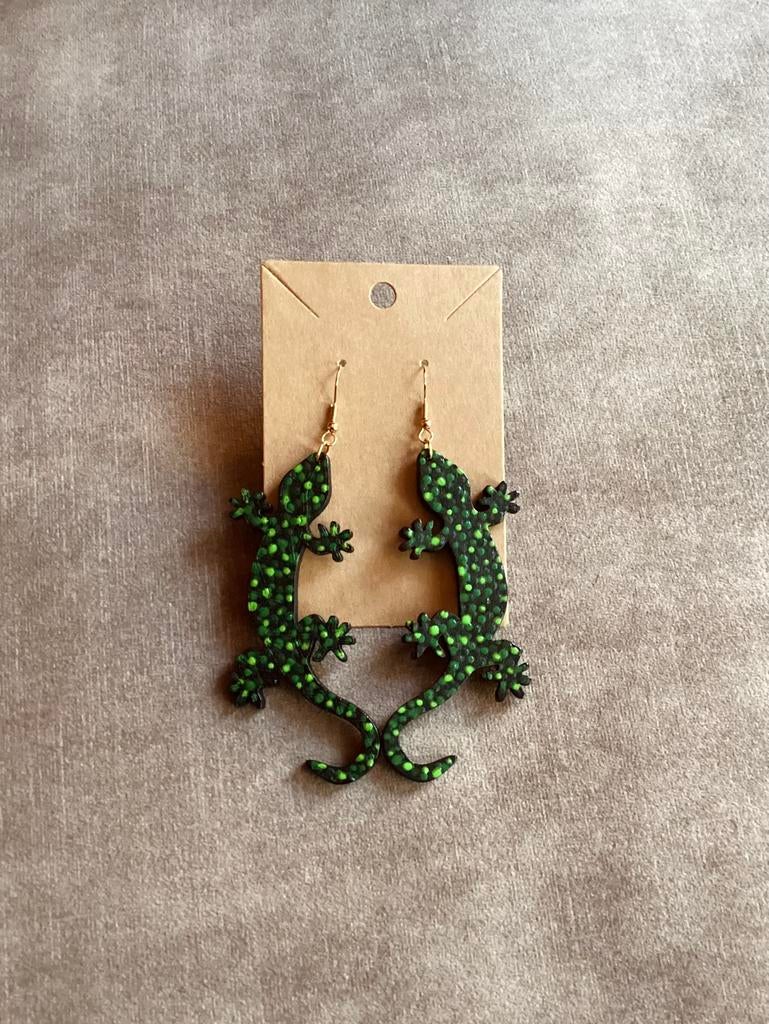Boucles d'oreilles vertes salamandre peintes à la main ByJ&S, Enlèvement ou Envoi, Neuf, Autres matériaux, Pendantes