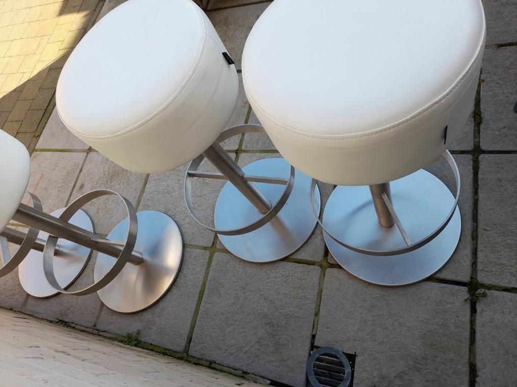 4 lederen barkrukken
Hoogte 78 cm, Ophalen